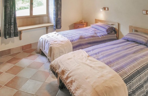 Montignac-le-Coq House | This little jewel shines on a hill in the hamlet of Servolle.