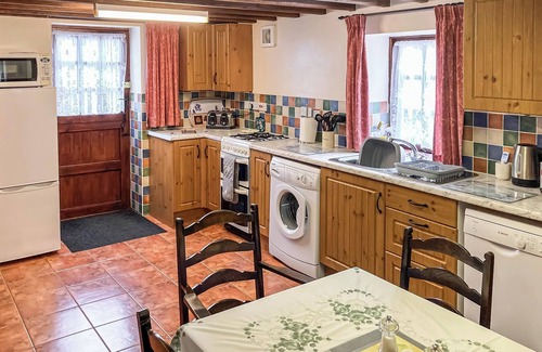Poole Cottage | This lovely cottage is perfect for a small family or 2 couples looking to get away from it all.