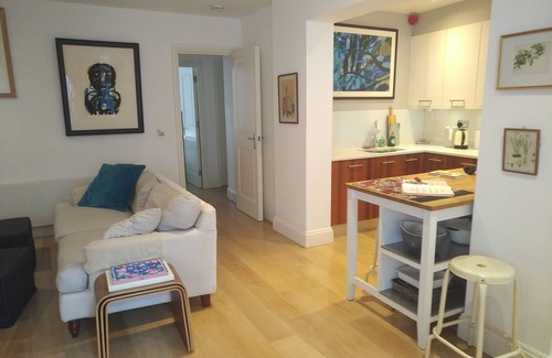 Holland Park Apartment | This property is unavailable for rental. See the description for an alternative.