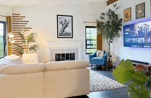 Santa Clarita House | This rustic midcentury home is located just outside the LA crime zone.
