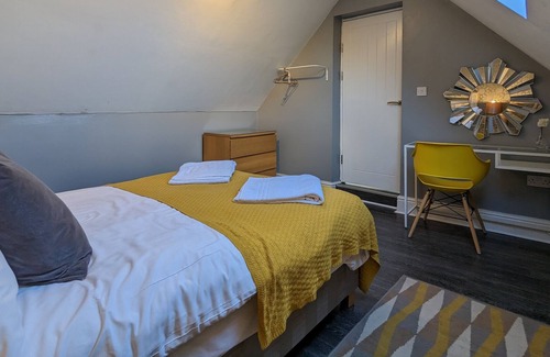 Edgbaston Apartment | This serviced apartment is a 2 bedroom(s), 1 bathrooms, located in Birmingham, England.