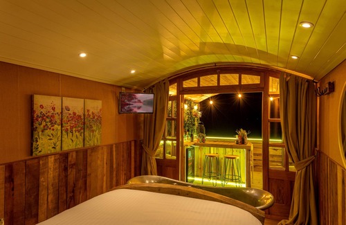 Wichenford Cabin | This Shepherd Hut is the ultimate couples retreat with roll top copper bath tub