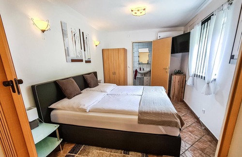 Eisenberg an der Pinka House | This small Kellerstöckl in the middle of the idyllic vineyards of southern Burgenland will delight y