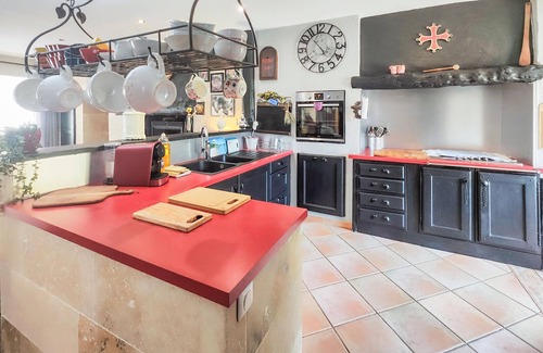 Aspiran House | This spacious and family-friendly vacation home welcomes you with swimming pool and many amenities.