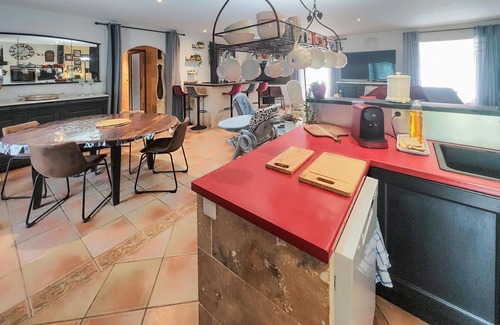 Aspiran House | This spacious and family-friendly vacation home welcomes you with swimming pool and many amenities.