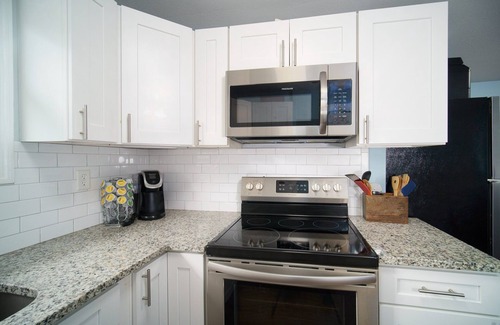 Secret Cove Apartment | This studio is a 0 bedroom(s), 1 bathrooms, located in Jacksonville, FL.