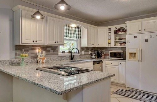 Augusta House | This the ideal Master's rental 1.4 Miles from course. Maid service included.
