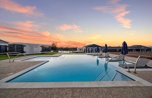 Barrett Apartment | This tiny house is a 1 bedroom(s), 1 bathrooms, located in Highlands, TX.