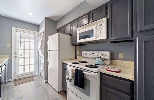 Greater Fondren Southwest House | This townhouse is a 2 bedroom(s), 2 bathrooms, located in Houston, TX.
