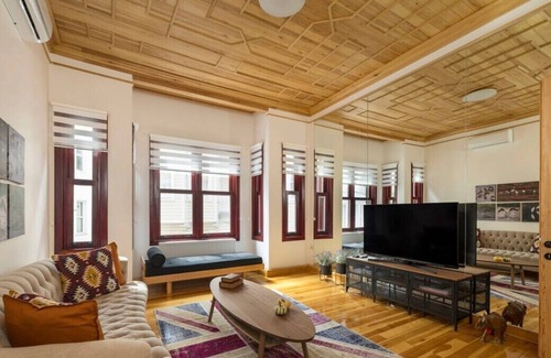 Bebek House | This townhouse is a 6 bedroom(s), 2 bathrooms, located in Beşiktaş, İstanbul.