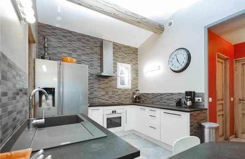 Cadenet House | This unique and air-conditioned house is located 4. 5 km from the center of Lourmarin, a charming vi