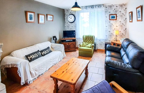Crossac House | This vacation property in the beautiful Brière Nature Park is a comfortably furnished house half wit