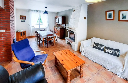 Crossac House | This vacation property in the beautiful Brière Nature Park is a comfortably furnished house half wit