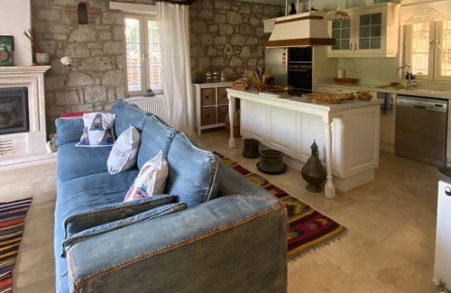 Alacati Villa | This villa is a 4 bedroom(s), 3 bathrooms, located in Çeşme, İzmir.