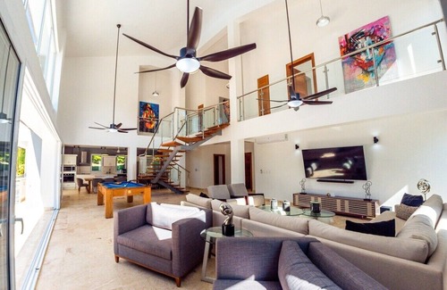 Urbanizacion Tavarez Villa | This villa is a 7 bedroom(s), 9 bathrooms, located in Sosúa, Puerto Plata.