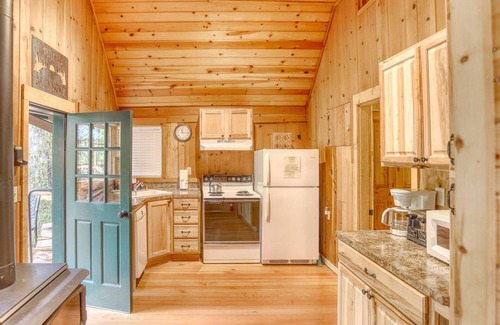 Welches Cabin | Thistle Dew: Salmon River romantic retreat, deck, hot tub and Wood Stove
