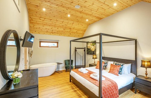 East Lewiston House | Thistle Lodge 19 with Hot Tub