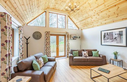 East Lewiston House | Thistle Lodge 19 with Hot Tub
