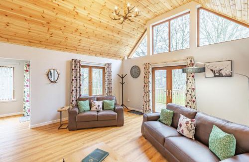 East Lewiston House | Thistle Lodge 19 with Hot Tub