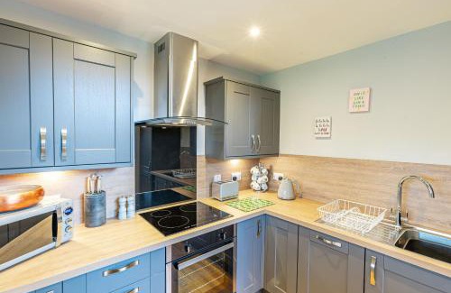 East Lewiston House | Thistle Lodge 20 with Hot Tub