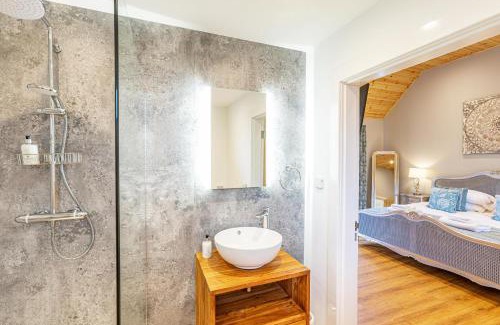 East Lewiston House | Thistle Lodge 20 with Hot Tub