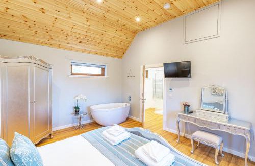East Lewiston House | Thistle Lodge 20 with Hot Tub