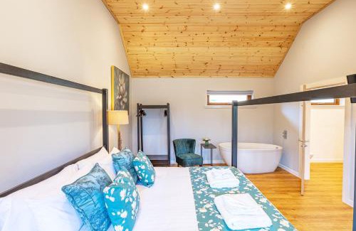 East Lewiston House | Thistle Lodge 22 with Hot Tub