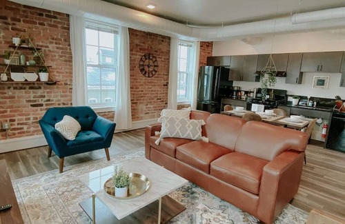 Ypsilanti House | ★ Thompson Place: Premier Modern Downtown 2BR Loft