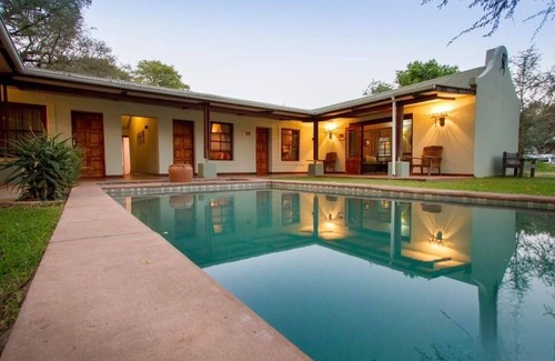 Livingstone Cabin | Thorn Tree House
