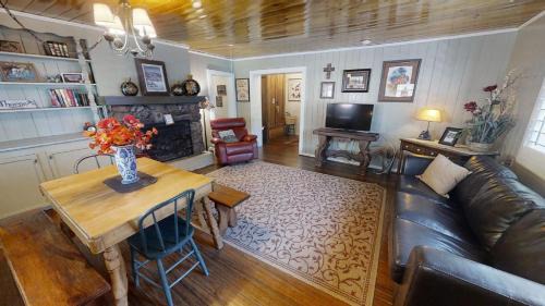 Red River House | Thornes Downtown Delight - WiFi - Satellite - Washer - Dryer - Fireplace - Fenced In Back Yard