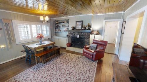 Red River House | Thornes Downtown Delight - WiFi - Satellite - Washer - Dryer - Fireplace - Fenced In Back Yard