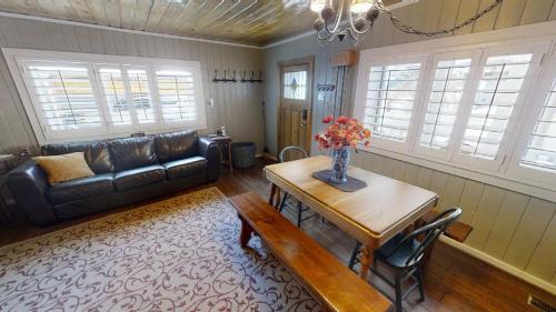 Red River House | Thornes Downtown Delight - WiFi - Satellite - Washer - Dryer - Fireplace - Fenced In Back Yard