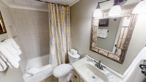 Red River House | Thornes Downtown Delight - WiFi - Satellite - Washer - Dryer - Fireplace - Fenced In Back Yard