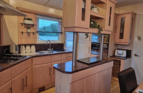 Cowes Ski Chalet | Thorness Bay - 3-Bed Cabin - Sleeps 6 - Sea view