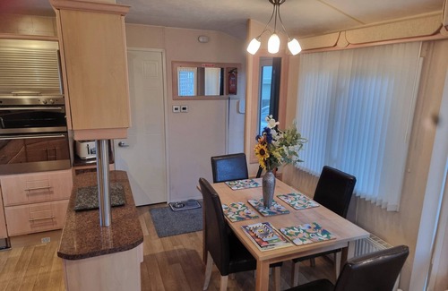 Cowes Ski Chalet | Thorness Bay - 3-Bed Cabin - Sleeps 6 - Sea view