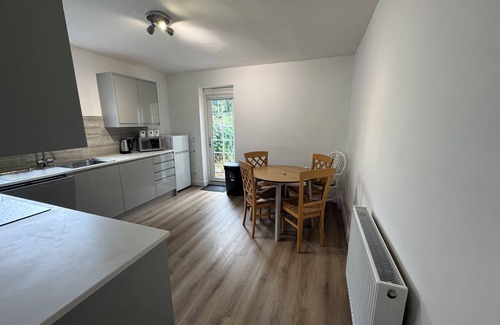 Staines House | Thorpe Guest House 4 bedroom 2 bathroom near London Heathrow Airport