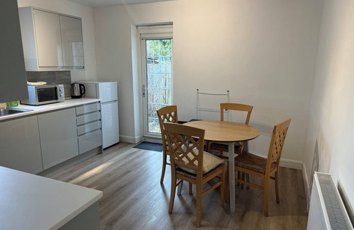 Staines House | Thorpe Guest House 4 bedroom 2 bathroom near London Heathrow Airport