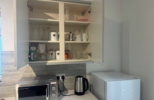 Staines House | Thorpe Guest House 4 bedroom 2 bathroom near London Heathrow Airport