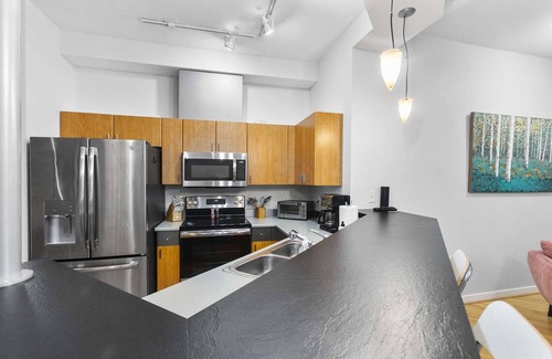 Moss Bay Apartment | Thoughtfully decorated 12' ceiling apartment nestled in the quiet section of Kirkland.