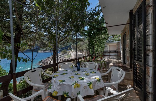 Pokrivenik Apartment | Three bedroom apartment near beach Cove Pokrivenik, Hvar (A-5223-b)