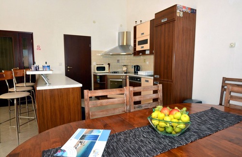 Jesenice Apartment | Three bedroom apartment with terrace and sea view Suhi Potok, Omiš (A-11401-a)