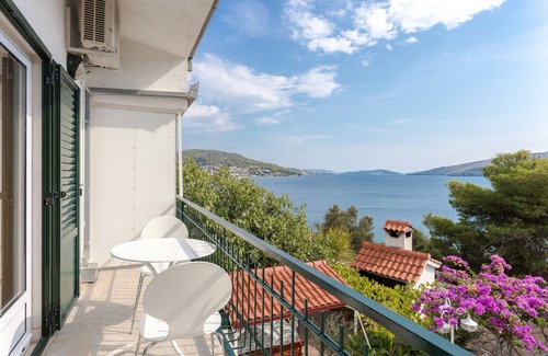 Poljica Apartment | Three bedroom apartment near beach Poljica, Trogir (A-16999-a)