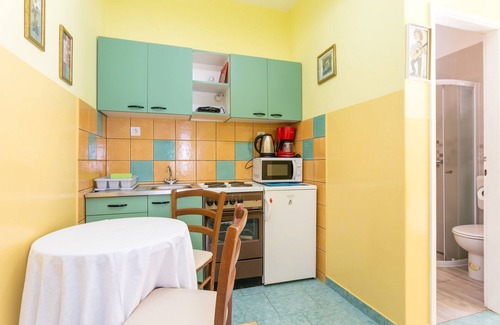 Omis Apartment | Three bedroom apartment with terrace and sea view Pisak, Omiš (A-18141-f)