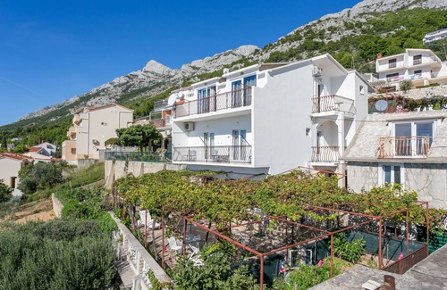 Omis Apartment | Three bedroom apartment with terrace and sea view Pisak, Omiš (A-18141-f)