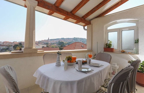 Postira Apartment | Three bedroom apartment near beach Postira, Brač (A-6053-a)