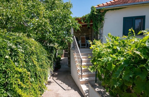 Postira Apartment | Three bedroom apartment with terrace Postira, Brač (A-14822-a)