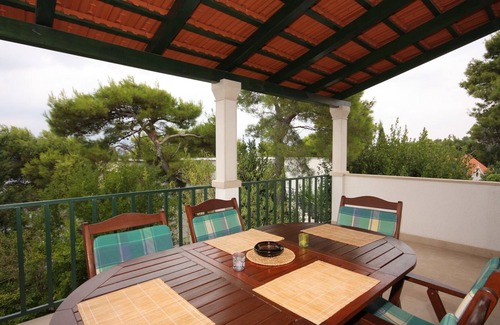 Splitska Apartment | Three bedroom apartment near beach Splitska, Brač (A-2865-a)