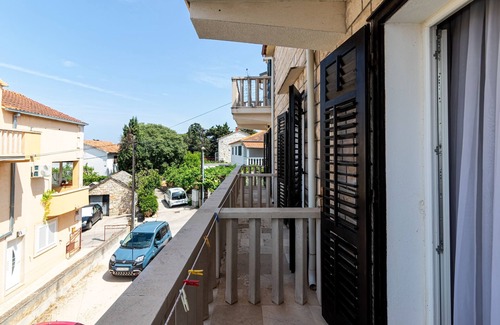 Supetar Apartment | Three bedroom apartment with balcony Supetar, Brač (A-11278-b)