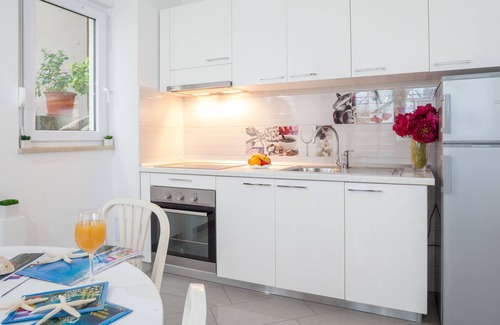 Tucepi Apartment | Three bedroom apartment near beach Tučepi, Makarska (A-2677-c)