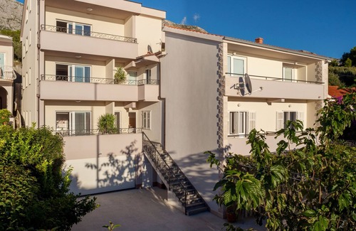 Tucepi Apartment | Three bedroom apartment near beach Tučepi, Makarska (A-2677-c)